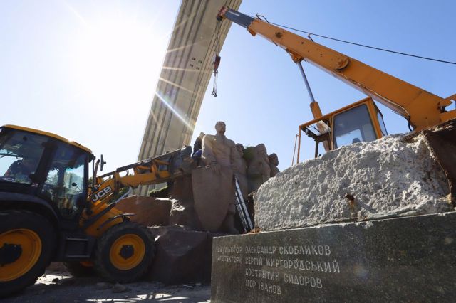 У Києві демонтують пам’ятник під колишньою Аркою дружби народів