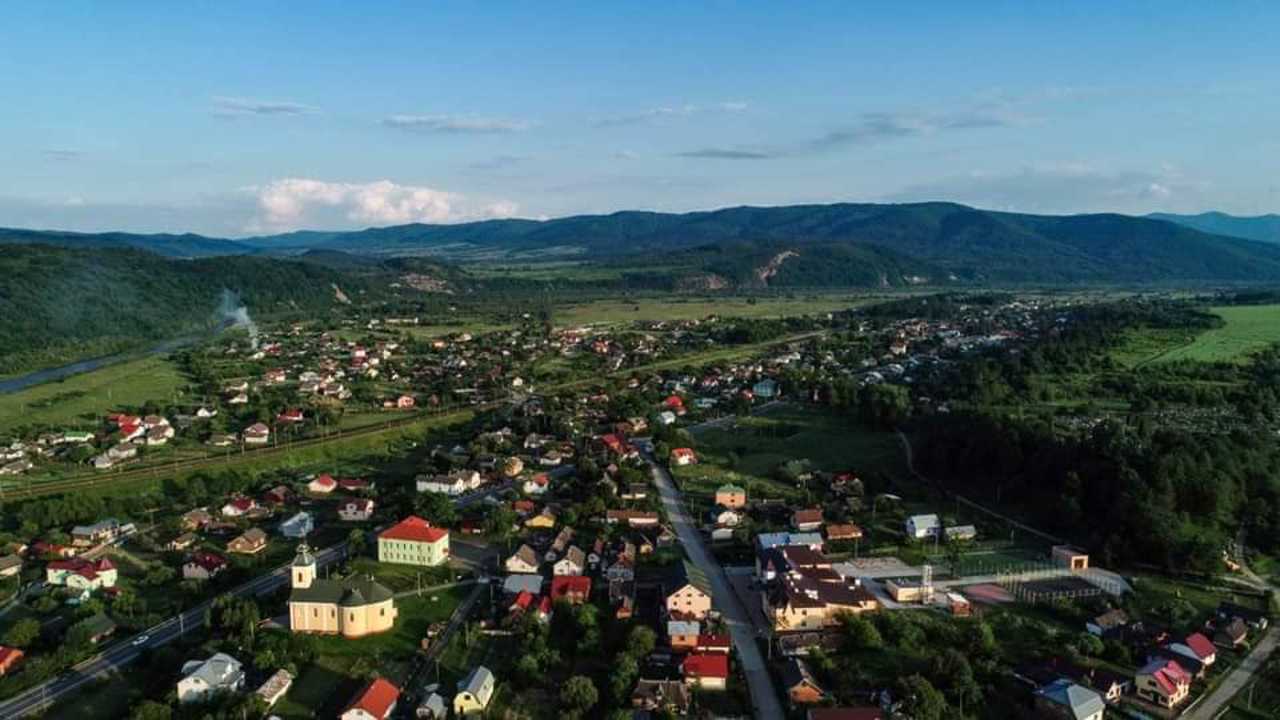 Verkhnie Synovydne Village