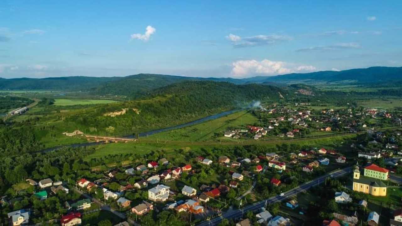 Verkhnie Synovydne Village