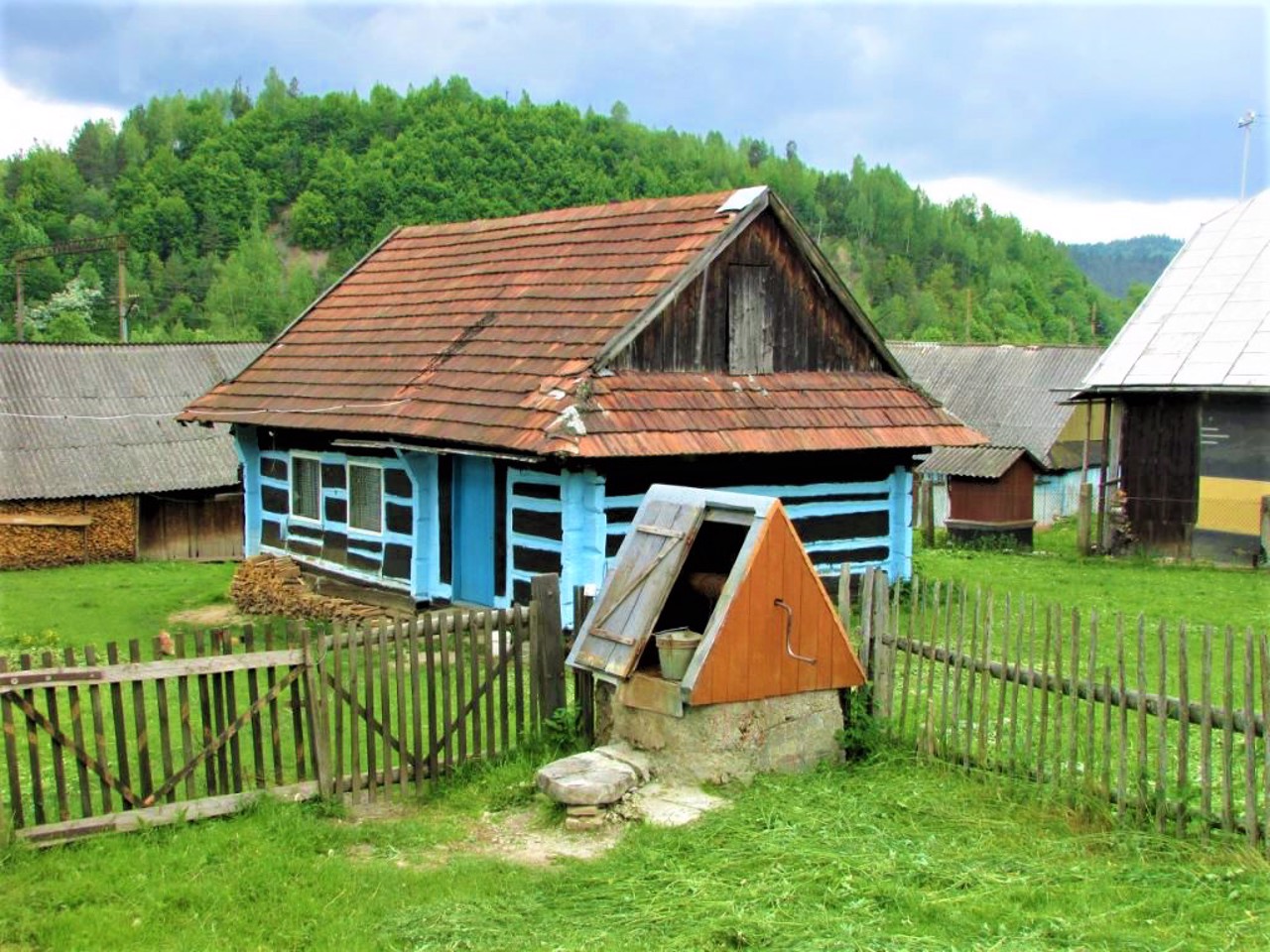 Yasenytsia-Zamkova village