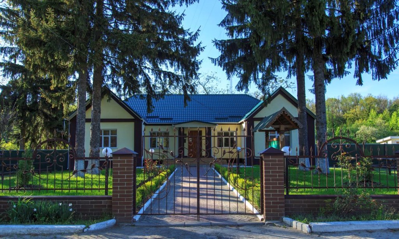 Verkhnia Syrovatka village