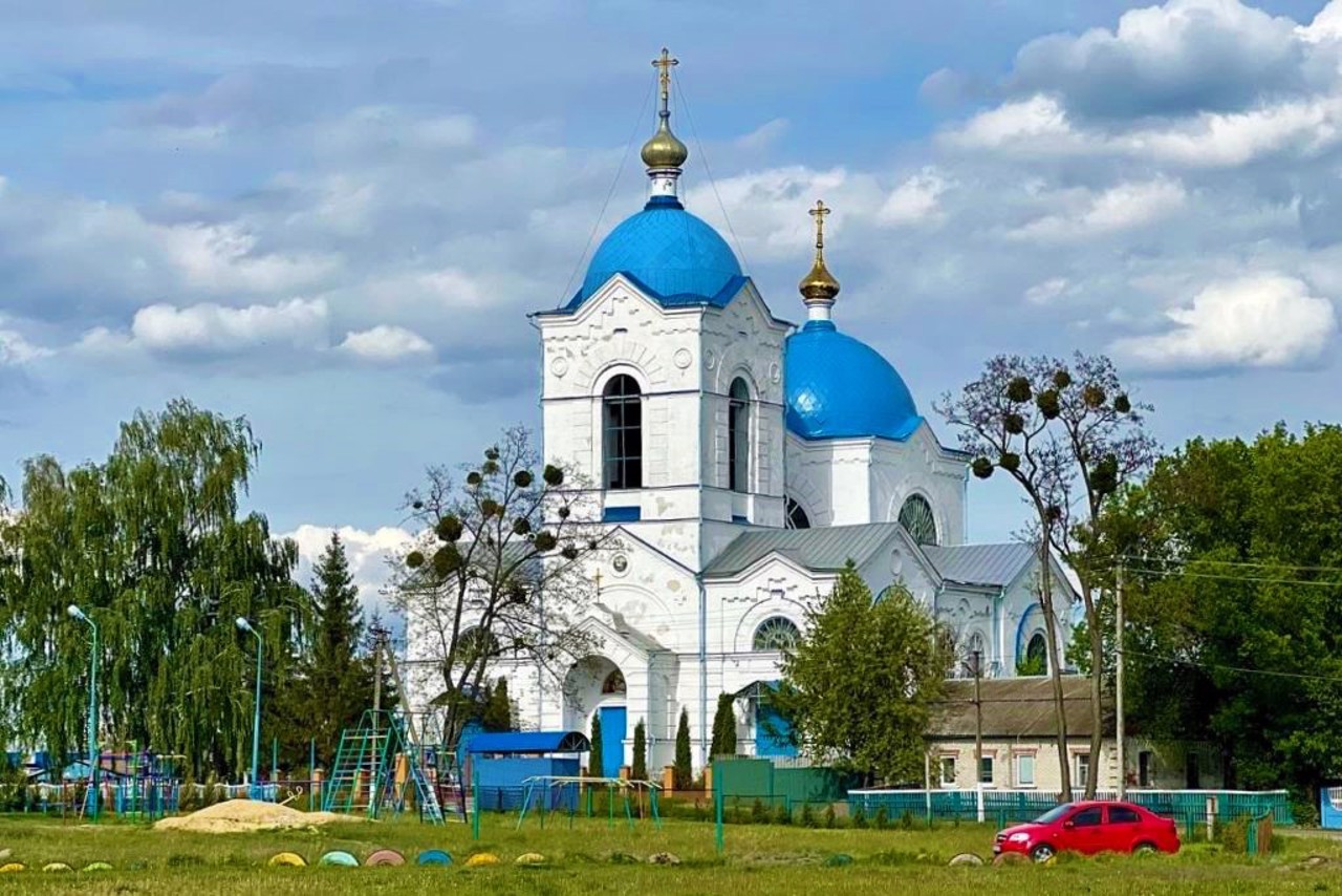 Verkhnia Syrovatka village