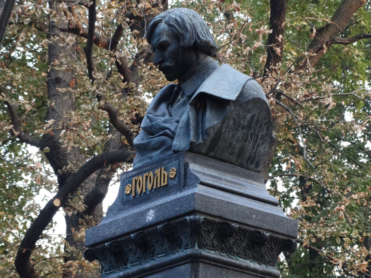 Город Нежин, памятник Гоголю