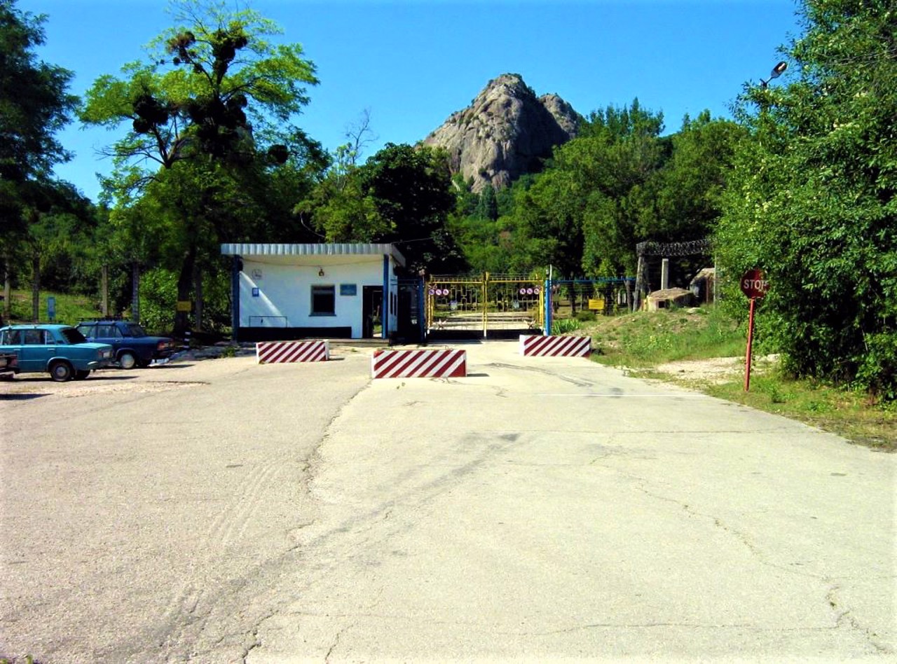 Krasnokamyanka village