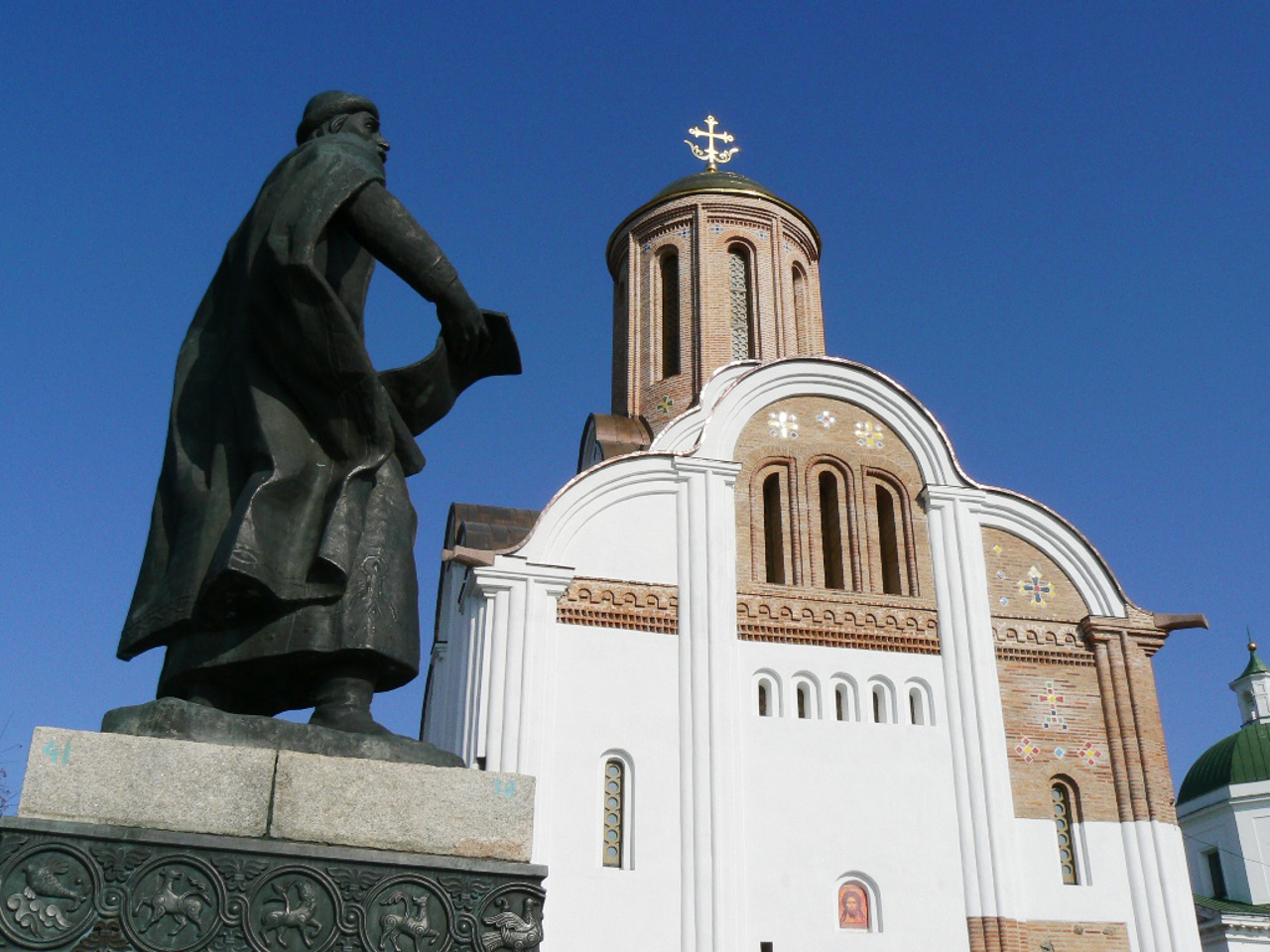 Церкви білої церкви. Храм Святого Георгия Победоносца белая Церковь. Памятник Ярославу мудрому (белая Церковь). Памятники Ярославу мудрому установлены в белой церкви.