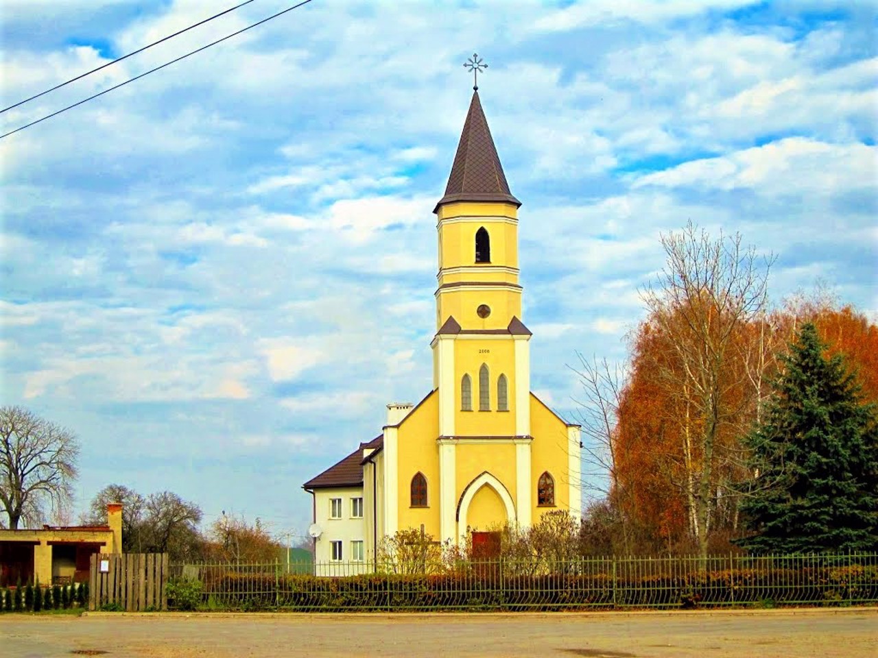 Крестовоздвиженский костел в Шарковщине фото