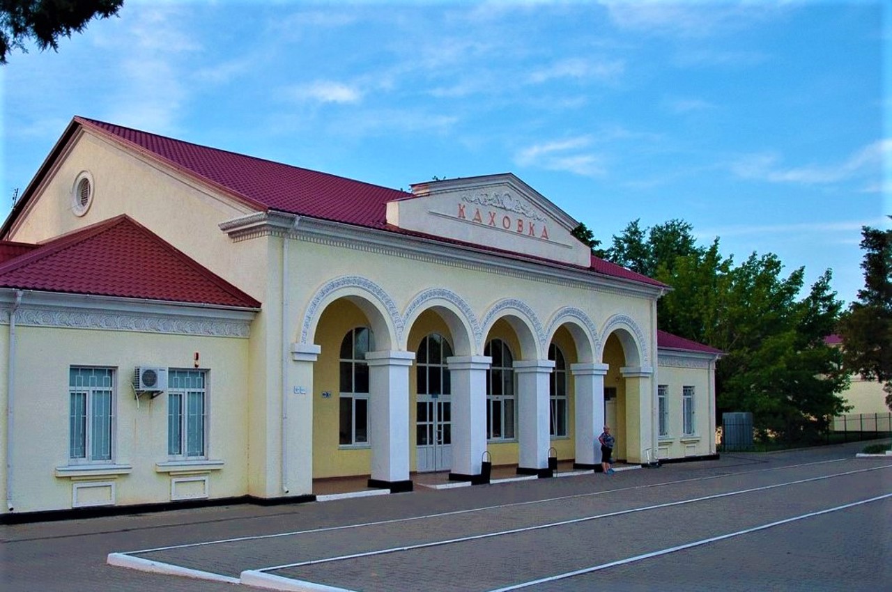 Таврийск херсонская. ЖД станция Каховка. Новая Каховка вокзал. Железнодорожная станция Снигиревка. Железнодорожная станция Каховка Украина.