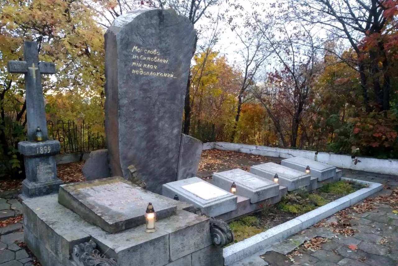 Vasyl Stefanyk tomb, Rusiv village