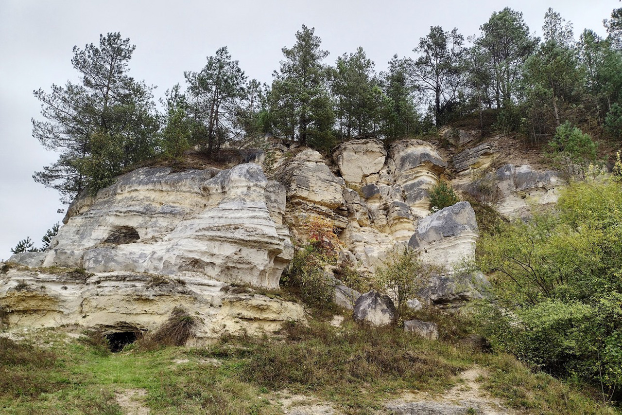 Скелі в селі Дуброва