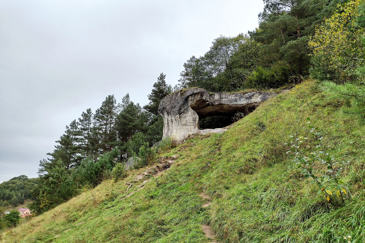 Dyravets stone, Dubrova village