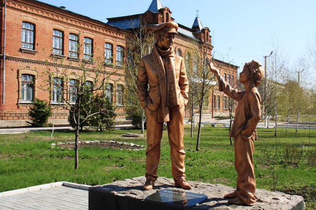 Monument to Bender, Starobilsk