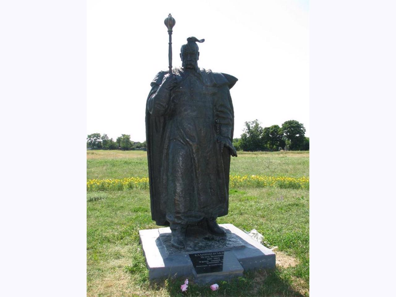 Petro Kalnyshevsky Monument, Pustoviitivka