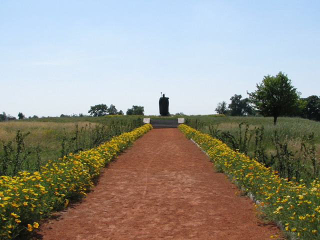 Petro Kalnyshevsky Monument, Pustoviitivka