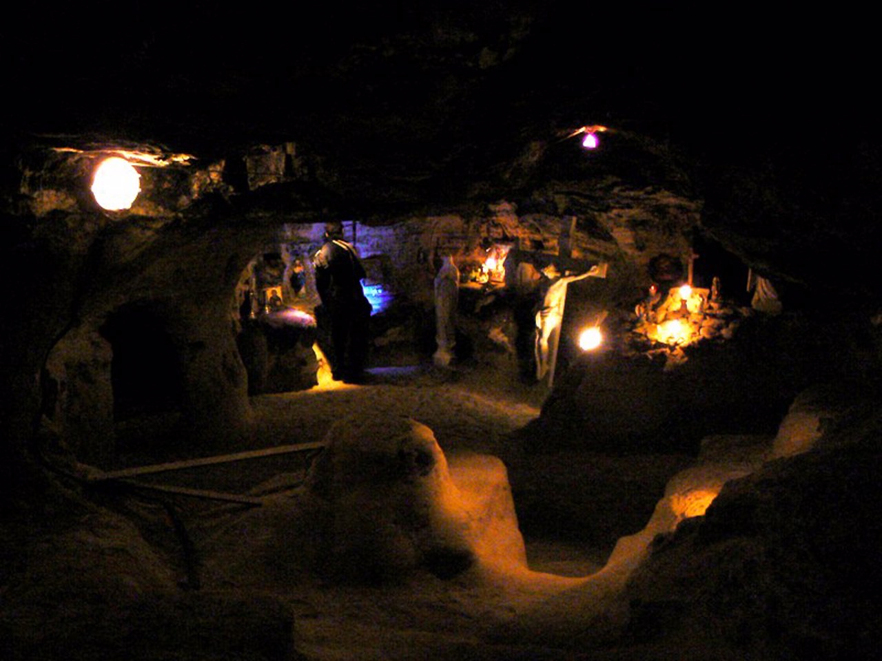 Страдчанская пещера, Страдч