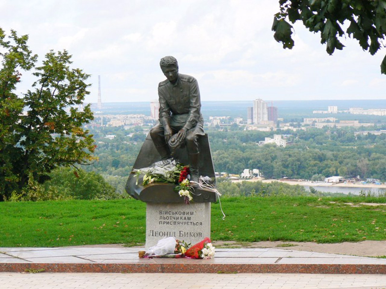 Памятник Леониду Быкову, Киев