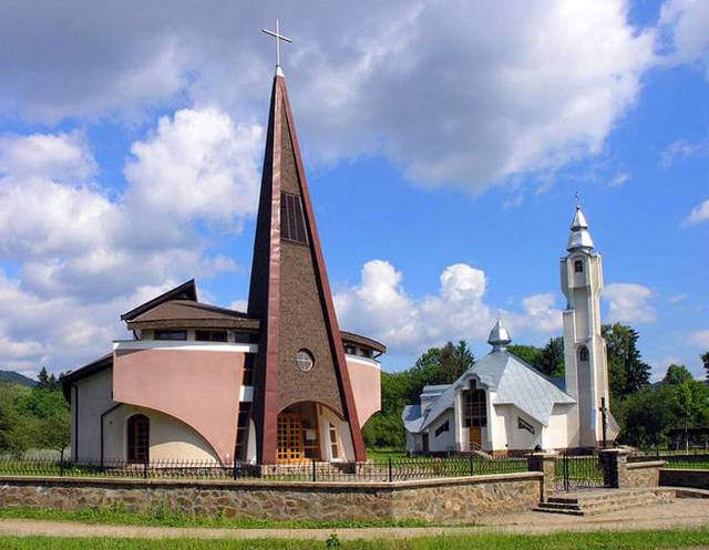 Descent of Holy Spirit Church, Dovhe