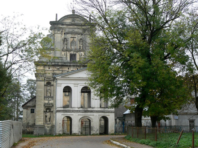 Костел Різдва Богородиці, Комарно