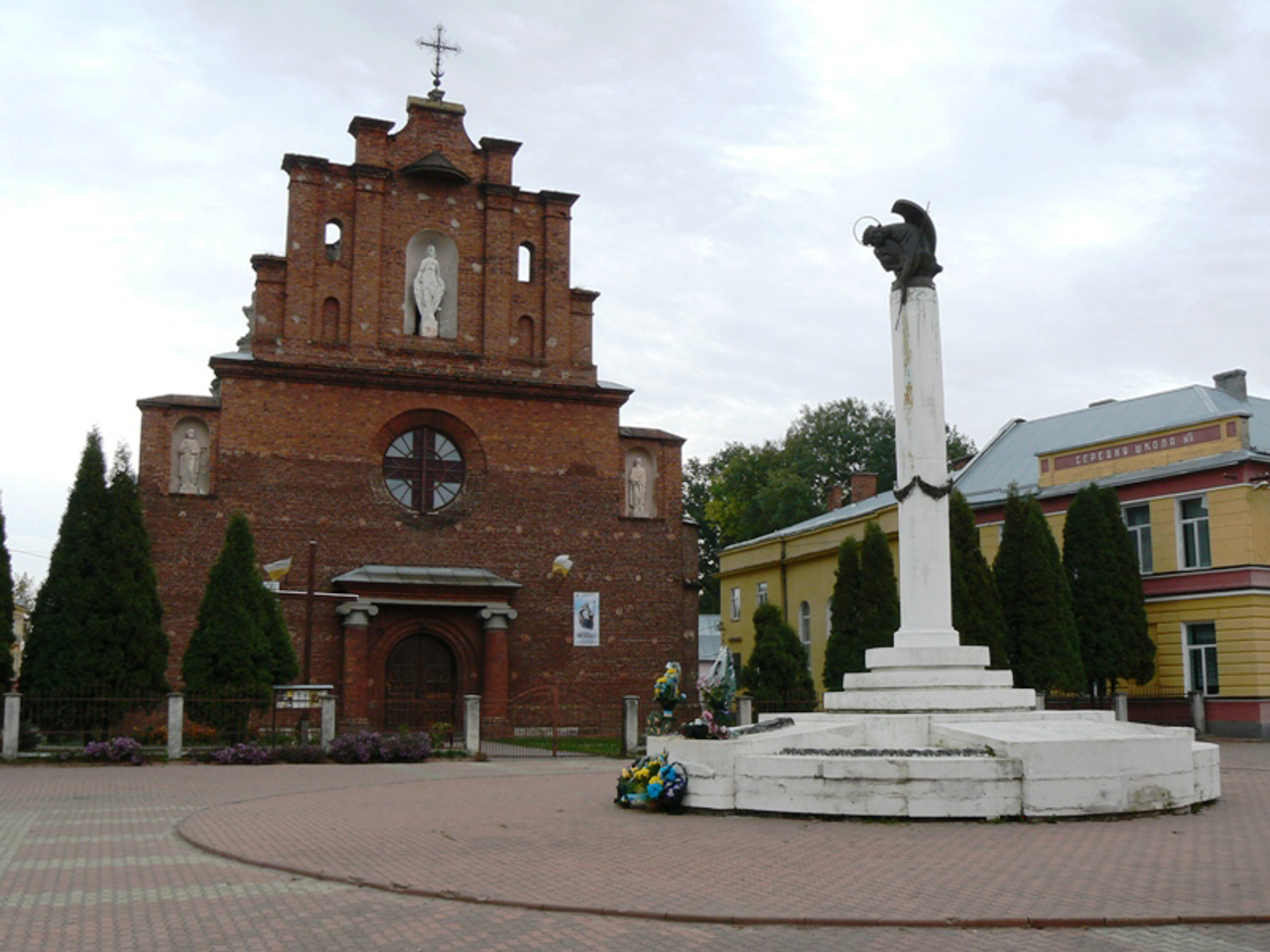 Воздвиженський костел, Городок