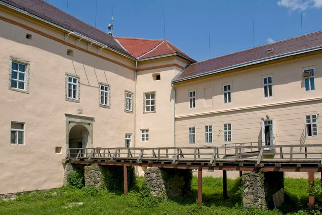 Uzhhorod Castle (Transcarpathian Local Lore Museum)
