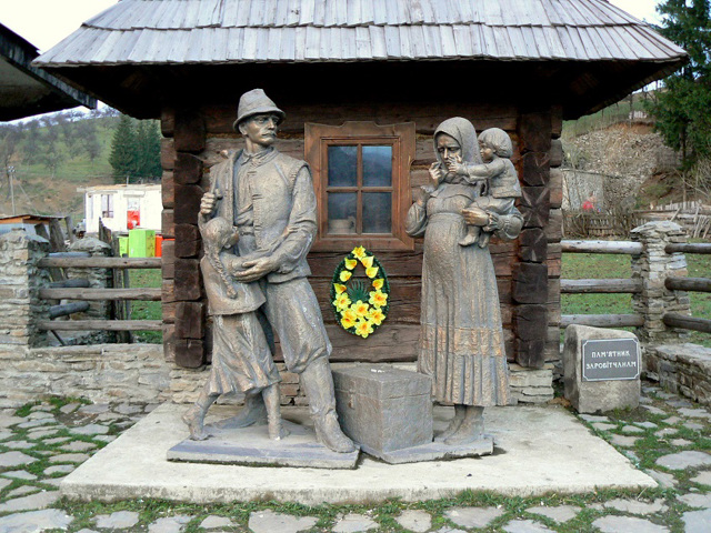 Пам'ятник заробітчанам, Колочава