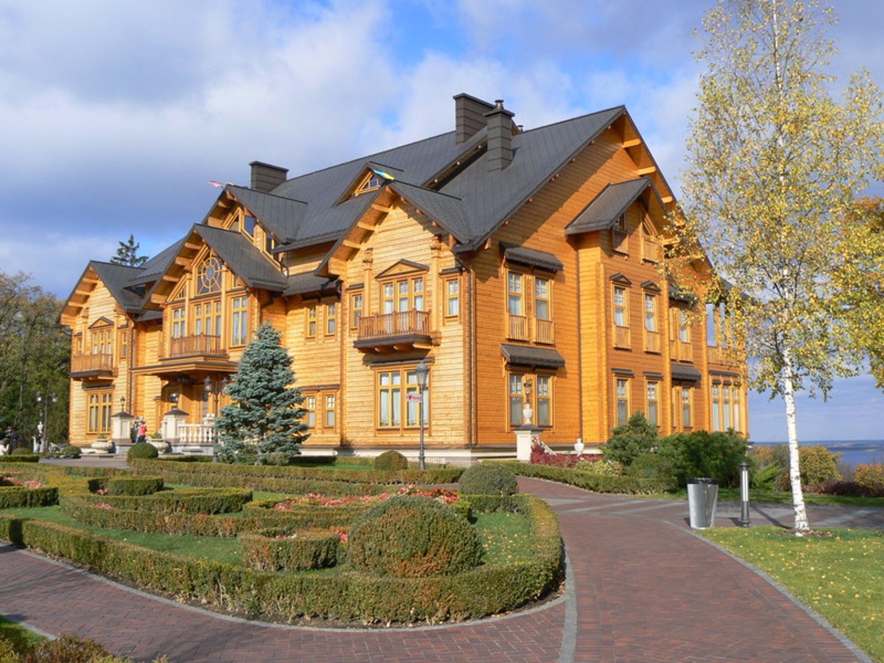 Park "Mezhyhirya", Novi Petrivtsi