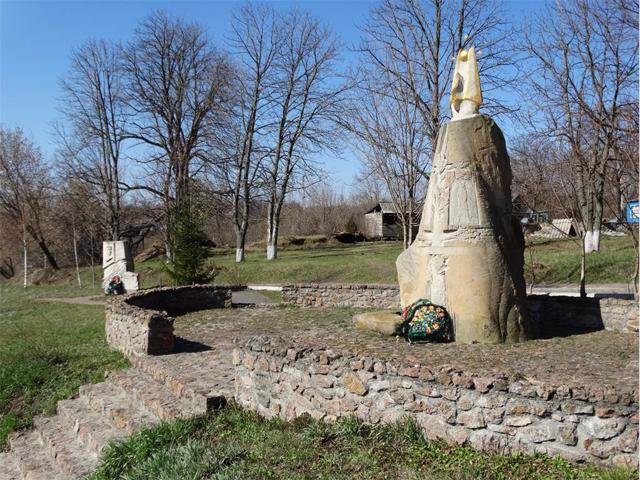 Памятник героям Холодного Яра, Мельники