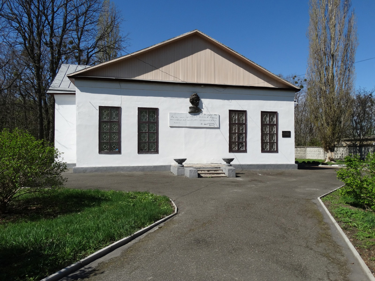 Taras Shevchenko outbuilding, Yahotyn