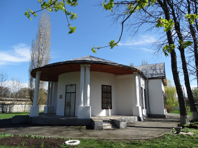 Taras Shevchenko outbuilding, Yahotyn