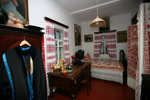 Leonid Smorzh Memorial Museum-Estate, Opishnia