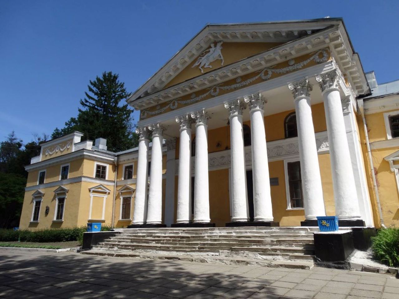 Палац Ганських (Музей Бальзака), Верхівня