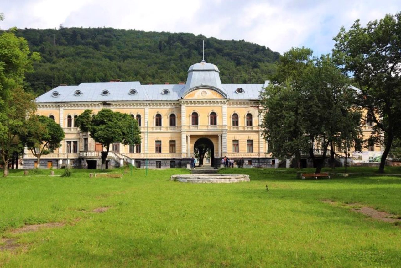 Gredel's Palace, Skole