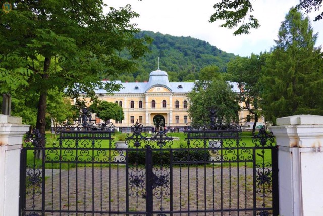 Gredel's Palace, Skole