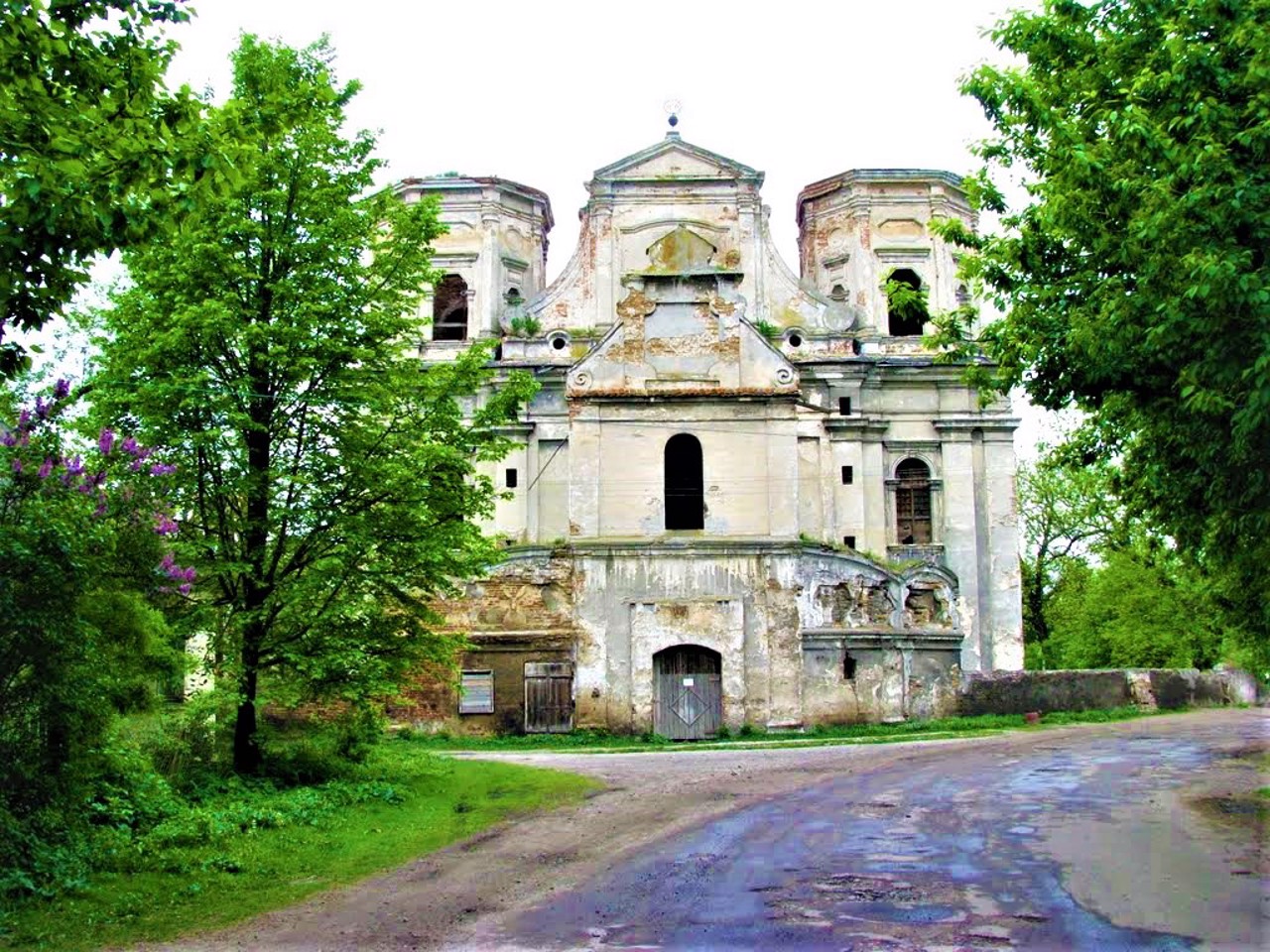 Assumption Church, Uhniv