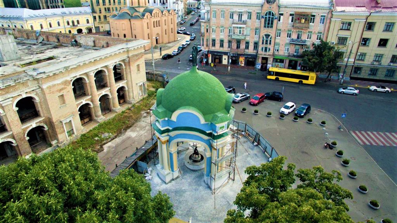 Hostynnyi Dvir, Kyiv