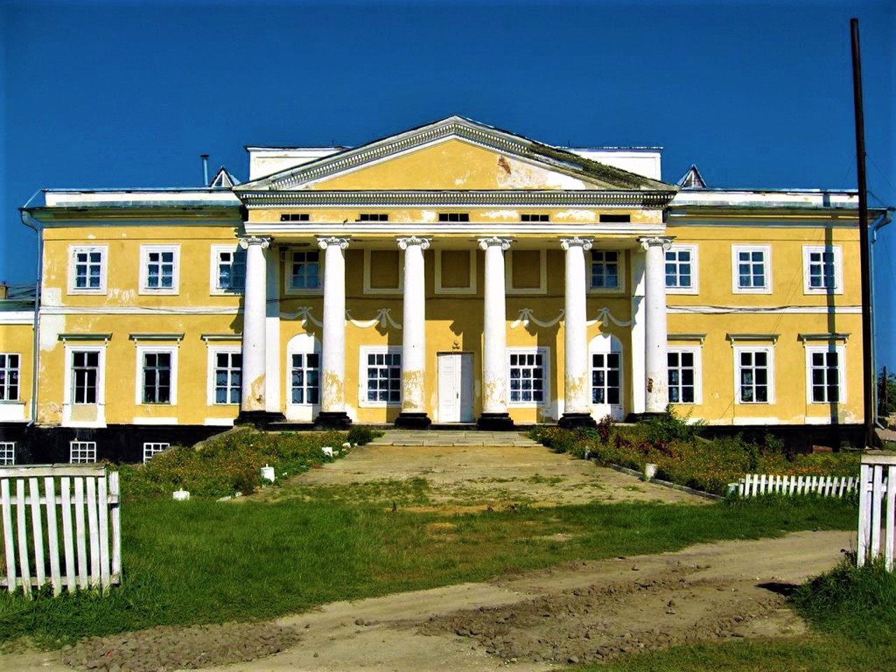 Chornomyn Palace (White House)