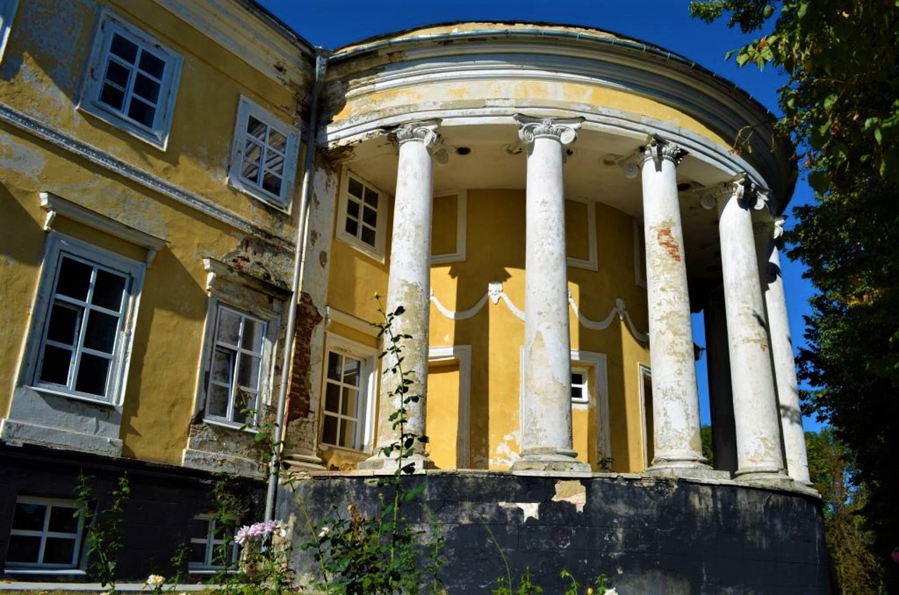 Chornomyn Palace (White House)