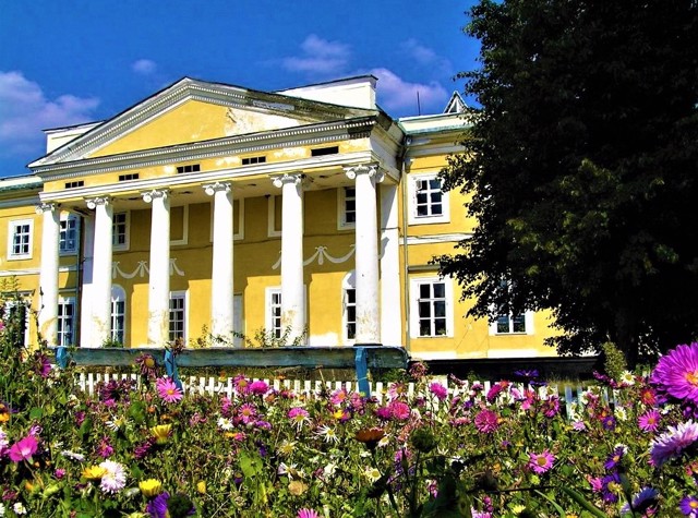 Chornomyn Palace (White House)