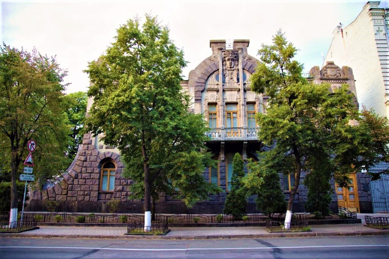 Дом плачущей вдовы, Киев