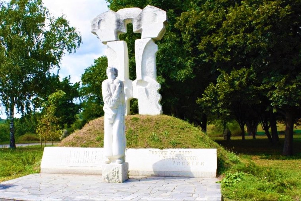 Monument to freedom fighters, Chernihiv