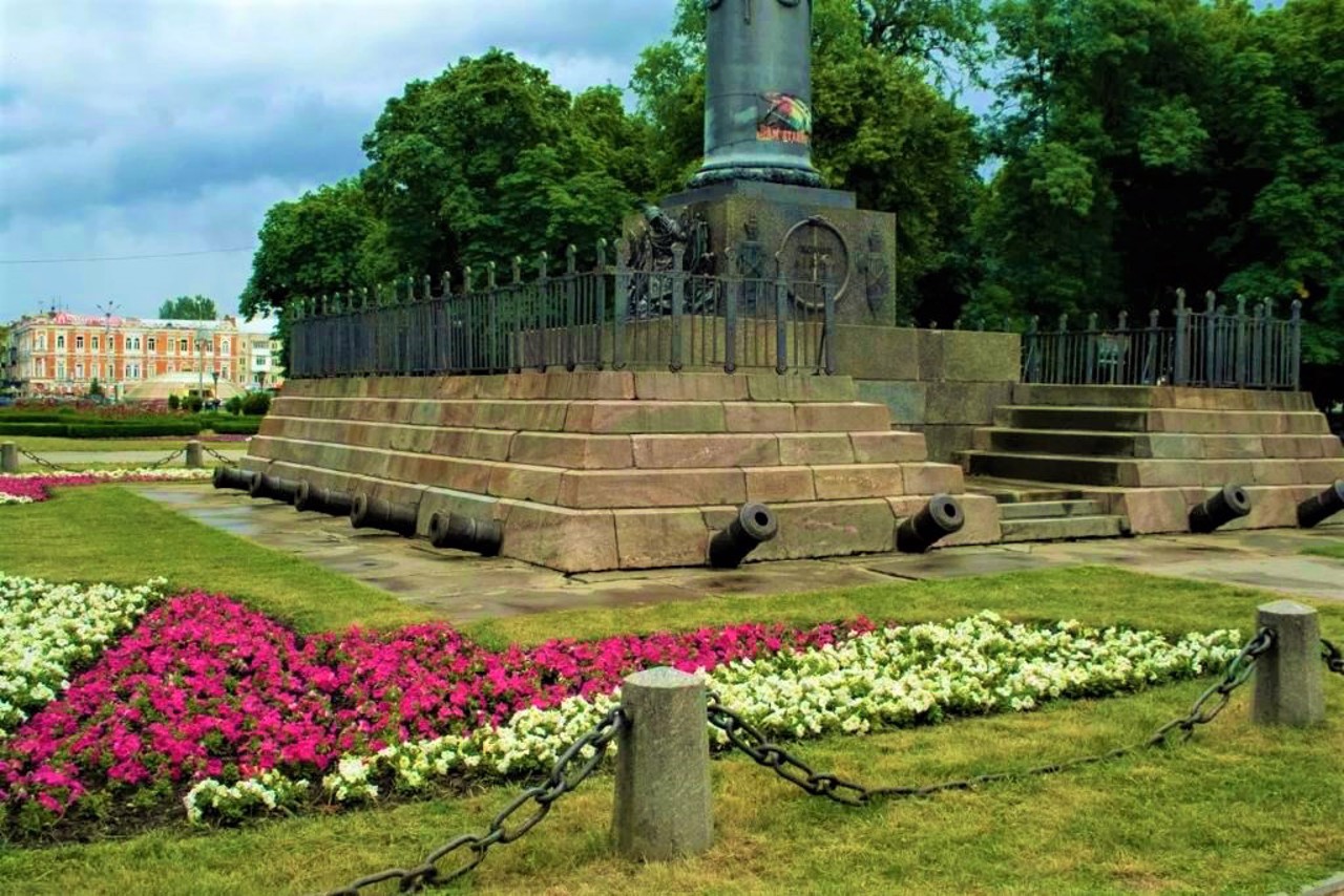 Круглая площадь (Корпусный сад), Полтава