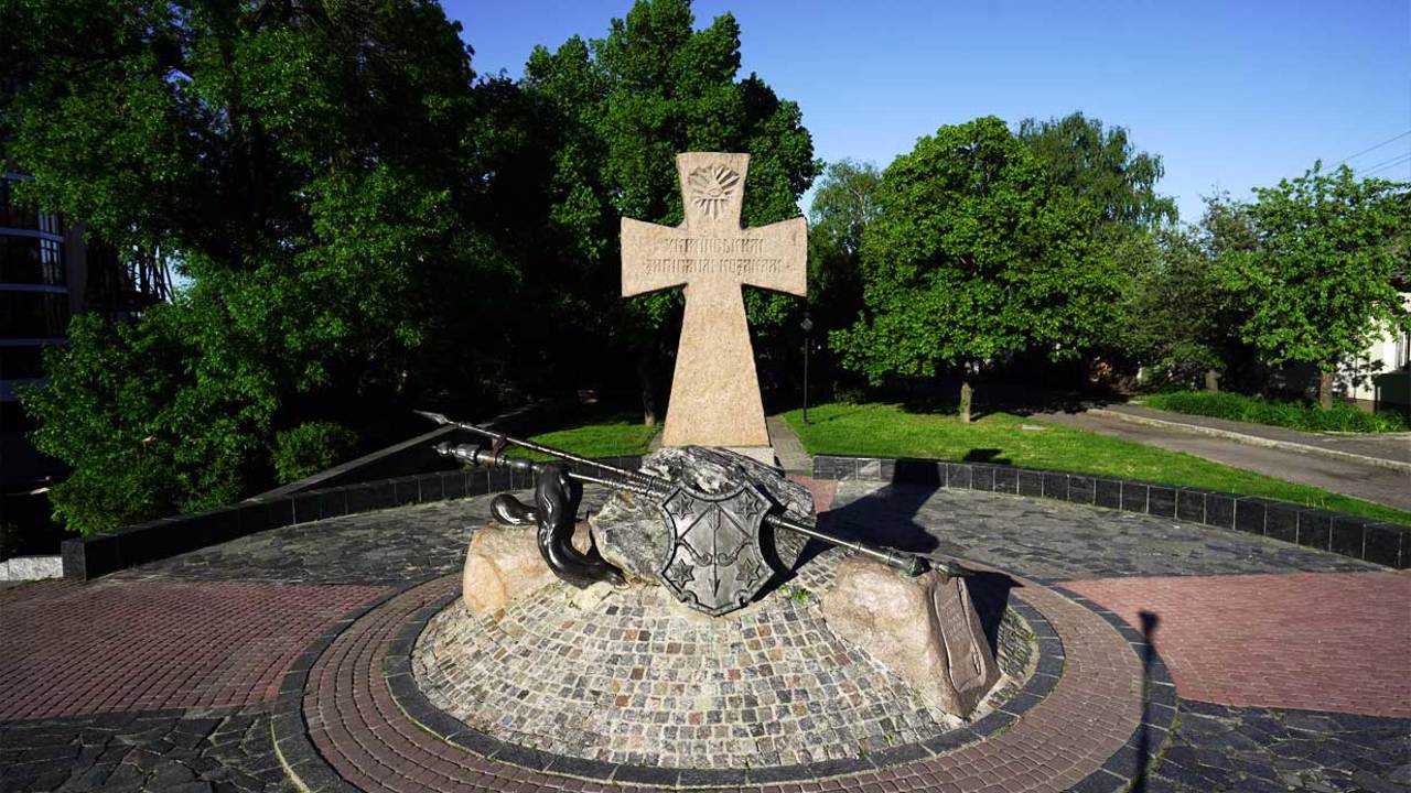 Пам'ятник загиблим українським козакам, Полтава