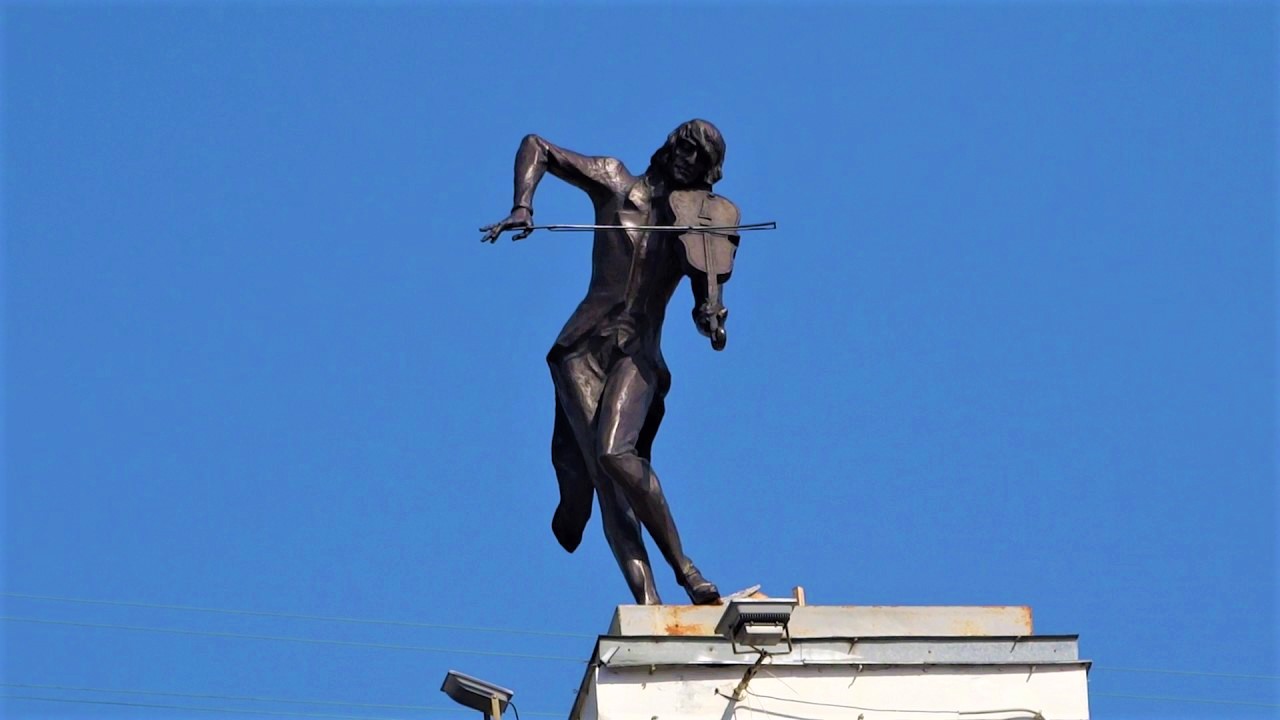 Скрипаль на даху, Харків