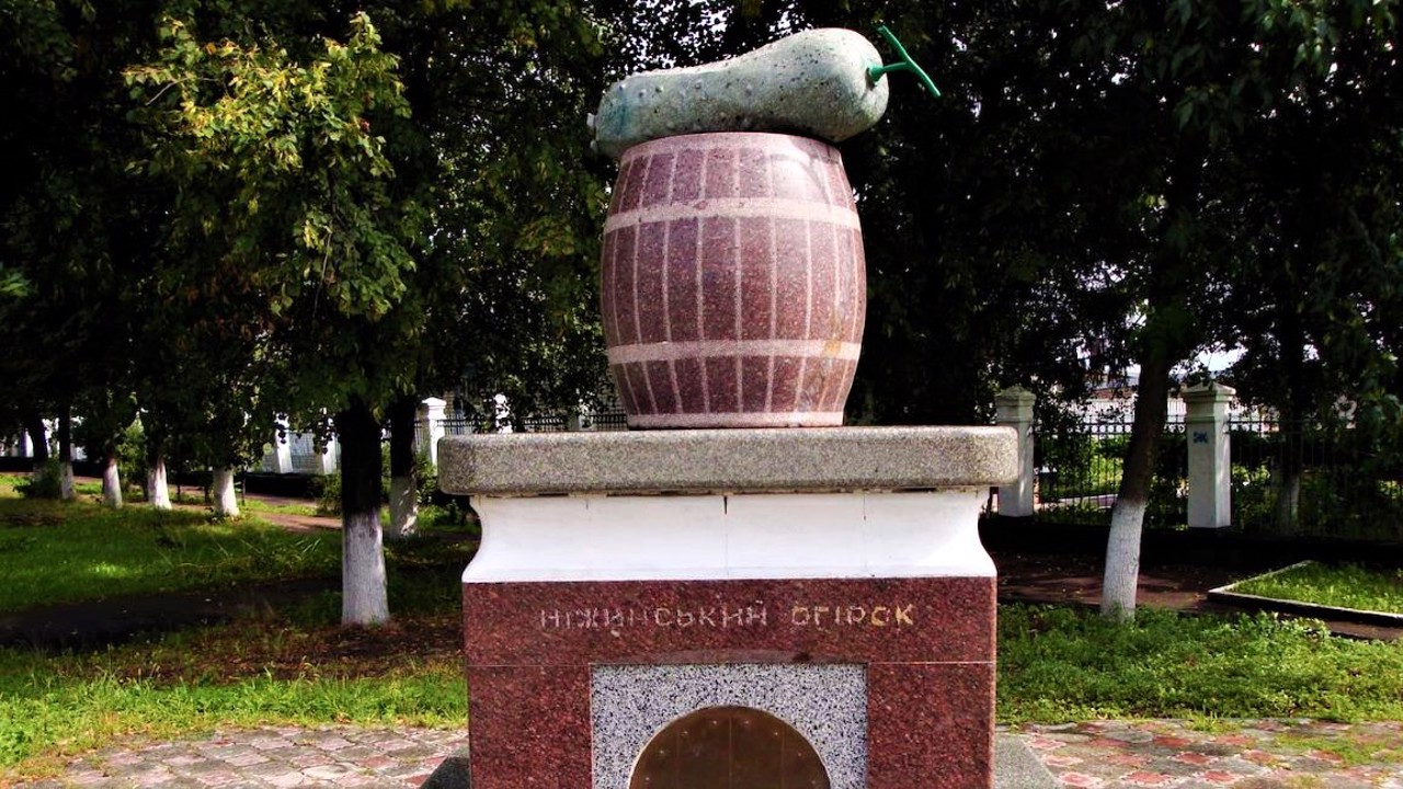 Памятник огурцу, Нежин