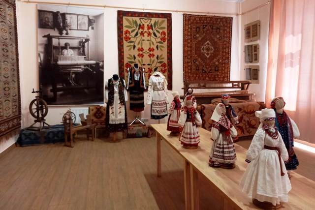 Музей ткацтва та килимарства, Глиняни