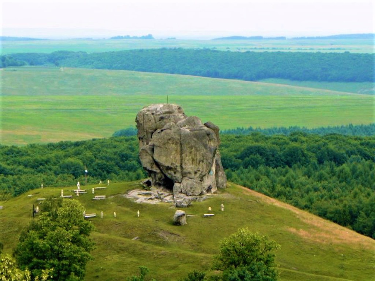 Чортів Камінь, Підкамінь