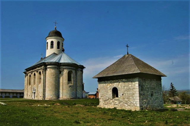 Успенська церква, Крилос