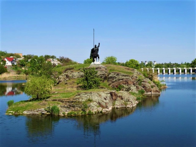 Памятник Росичу, Корсунь-Шевченковский