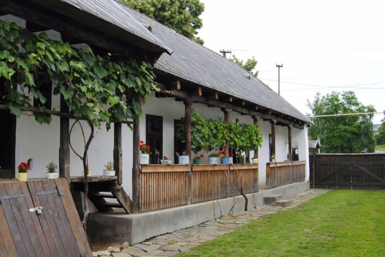 Velyki Berehy Ethnographic Museum-Manor