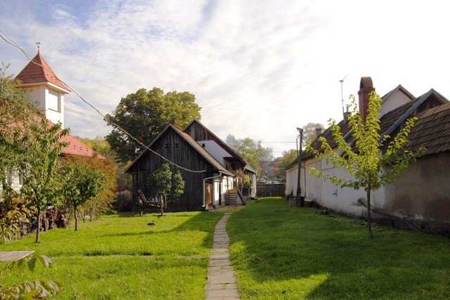 Velyki Berehy Ethnographic Museum-Manor