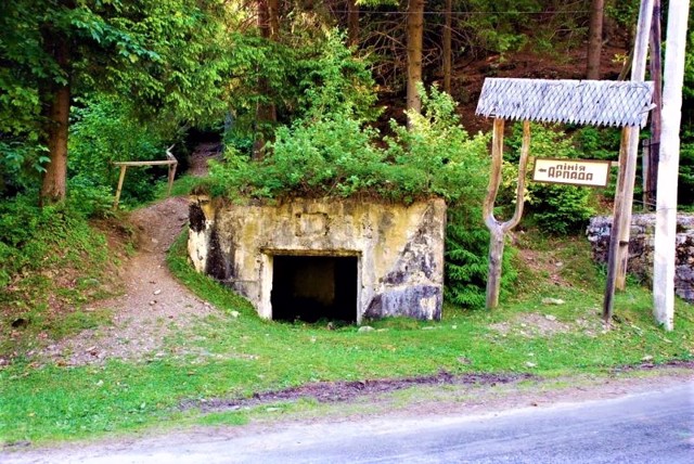 Arpad Line Bunkers, Pidpolozzia